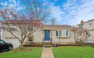 61 Hicks St, Valley Stream, NY 11580