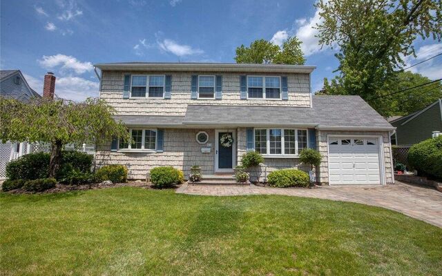61 Jefferson Rd, Farmingdale, NY 11735