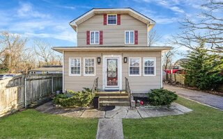 62 Moffitt Blvd, East Islip, NY 11730