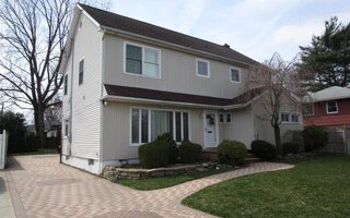 624 Pine Ln, East Meadow, NY 11554