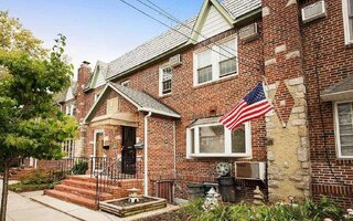 63-16 70th St, Middle Village, NY 11379