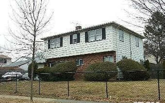 63 Grape Ln, Hicksville, NY 11801