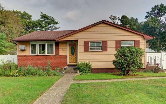 63 Schenectady Ave, West Babylon, NY 11704