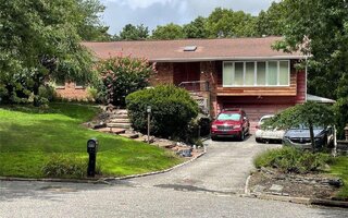 63 Woodland Ln, Smithtown, NY 11787