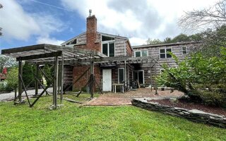 63 Woodland Ln, Smithtown, NY 11787