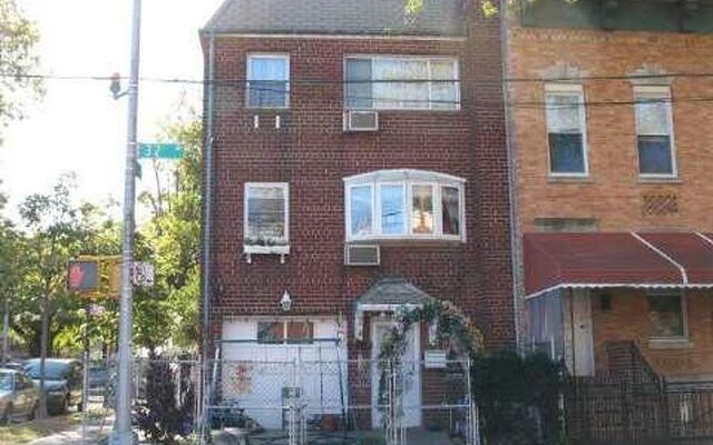 64-20 32nd Ave, Woodside, NY 11377