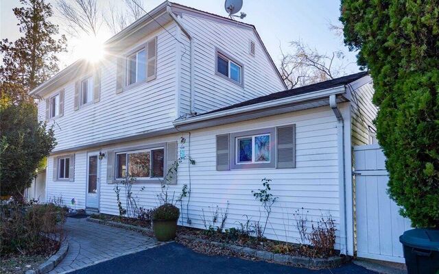 640 Old Town Rd, Port Jefferson Station, NY 11776