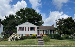 66 Humphrey Dr, Syosset, NY 11791