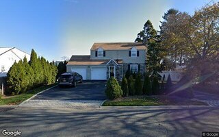 666 S Wellwood Ave, Lindenhurst, NY 11757