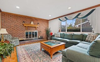 66A Wooleys Ln, Great Neck, NY 11023