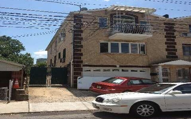 67-18 52nd Rd, Maspeth, NY 11378