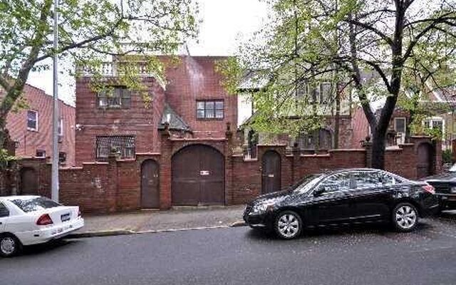67-30 Burns St, Forest Hills, NY 11375