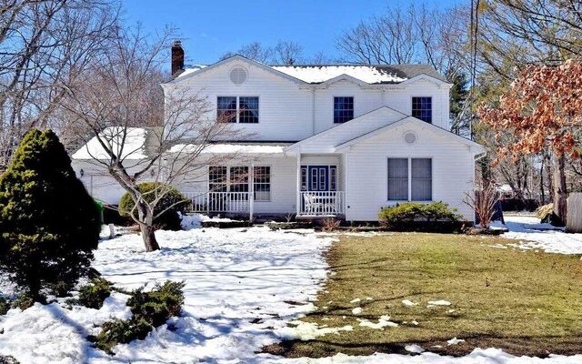 68 Oregon Ave, Medford, NY 11763