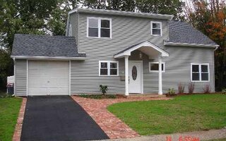 68 Palm Ln, Westbury, NY 11590