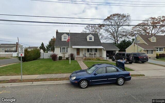 696 N Delaware Ave, Lindenhurst, NY 11757