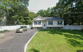 7 Baldwin Ct, Medford, NY 11763