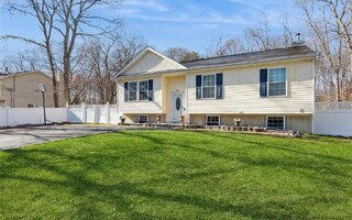 7 Baldwin Ct, Medford, NY 11763
