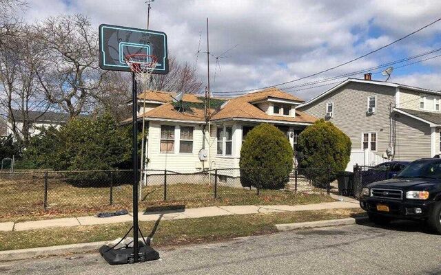7 Elm St, Freeport, NY 11520