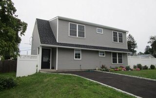 7 Fiddler Ln, Levittown, NY 11756