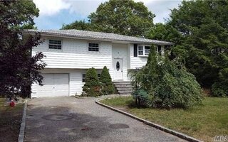 7 Floradora Dr, Mastic, NY 11950