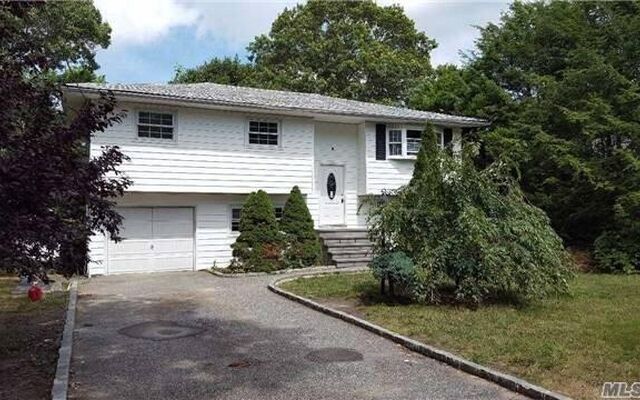 7 Floradora Dr, Mastic, NY 11950