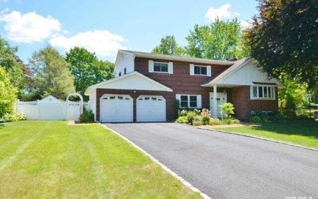 7 Hartland Ave, Huntington Station, NY 11746