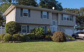 7 Horseshoe Dr, Holbrook, NY 11741