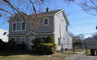 7 Hyacinth Rd, Levittown, NY 11756
