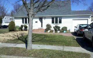 7 Lawrence St, Hicksville, NY 11801
