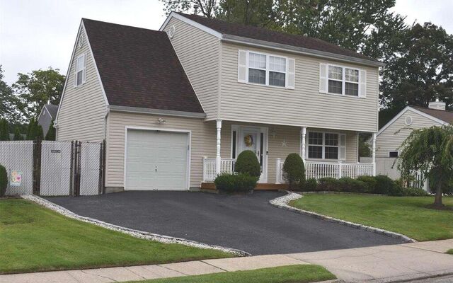7 Pine St, Central Islip, NY 11722 (Garage)