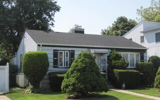 7 Robert St, Freeport, NY 11520