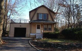 7 Spring Ln, Great Neck, NY 11024