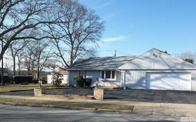 7 Tyrconnell Ave, Massapequa Park, NY 11762