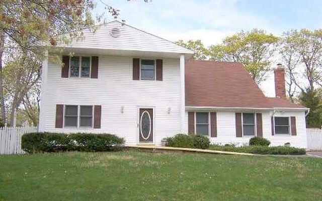 7 Whitcomb Ave, Mount Sinai, NY 11766