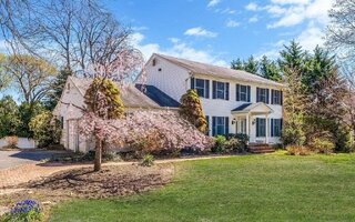 7 Wyona Ct, Huntington, NY 11743