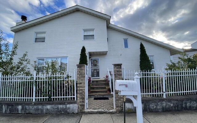 70 Manchester Dr, Staten Island, NY 10312 (House View)