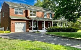 70 Marc Dr, Ridge, NY 11961