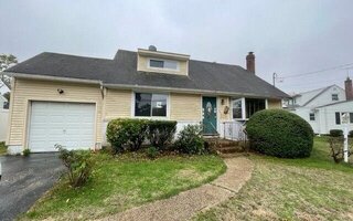 70 Southards Ln, Babylon, NY 11702