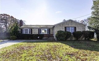 70 Yale St, Islip, NY 11751