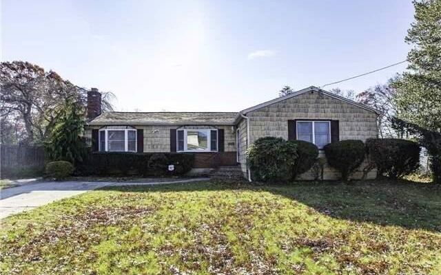 70 Yale St, Islip, NY 11751