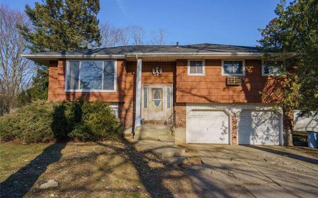 707 Larkfield Rd, Commack, NY 11725 (House View)