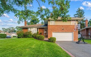 72 Ridge Dr, Westbury, NY 11590