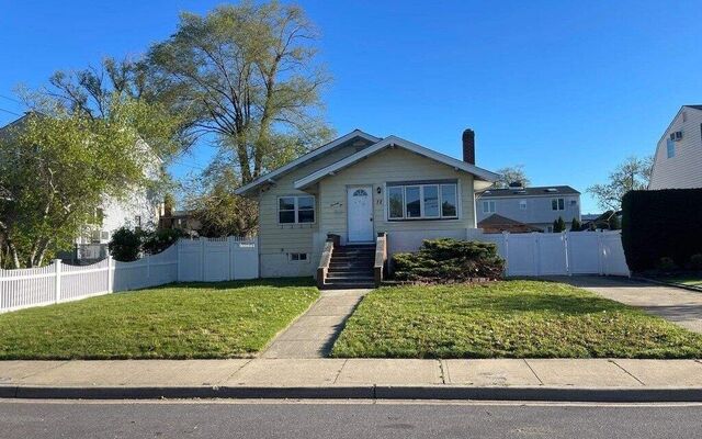72 W Cortland Ave, Oceanside, NY 11572