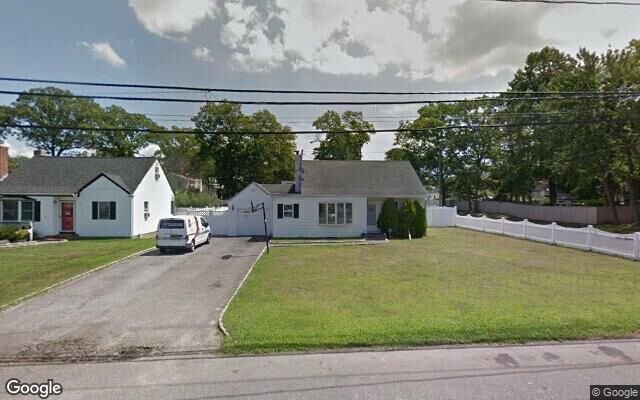 73 Gladstone Ave, West Islip, NY 11795
