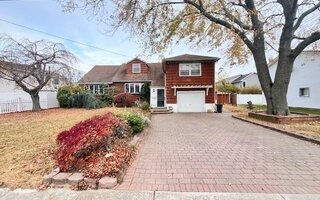 74 Madison Ave, Island Park, NY 11558