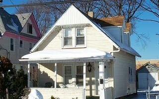 74 Smith St, Freeport, NY 11520