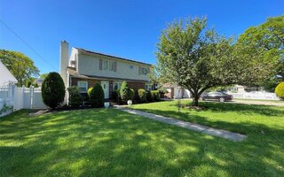 74 Webster Ave, West Islip, NY 11795