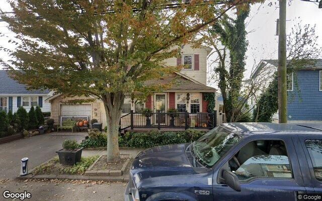 749 S 6th St, Lindenhurst, NY 11757
