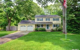 75 Peterborough Dr, Northport, NY 11768