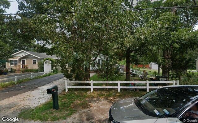 76 Riverside Ave, Riverhead, NY 11901